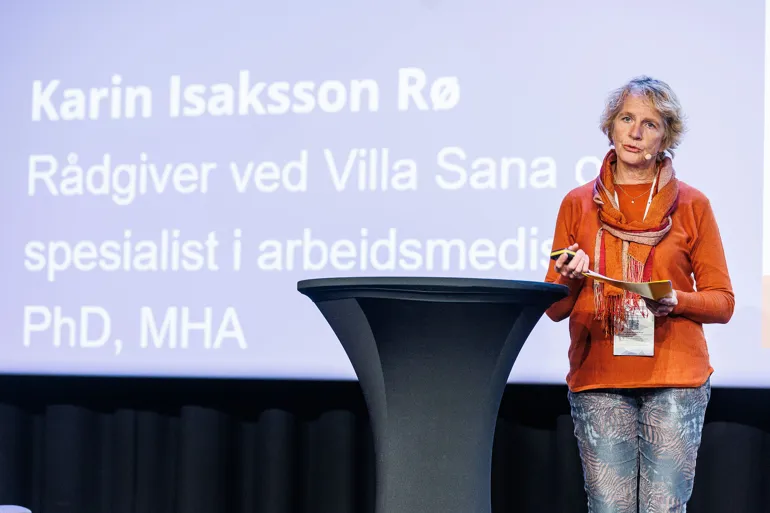 Karin Isaksson Rø som står på scenen
