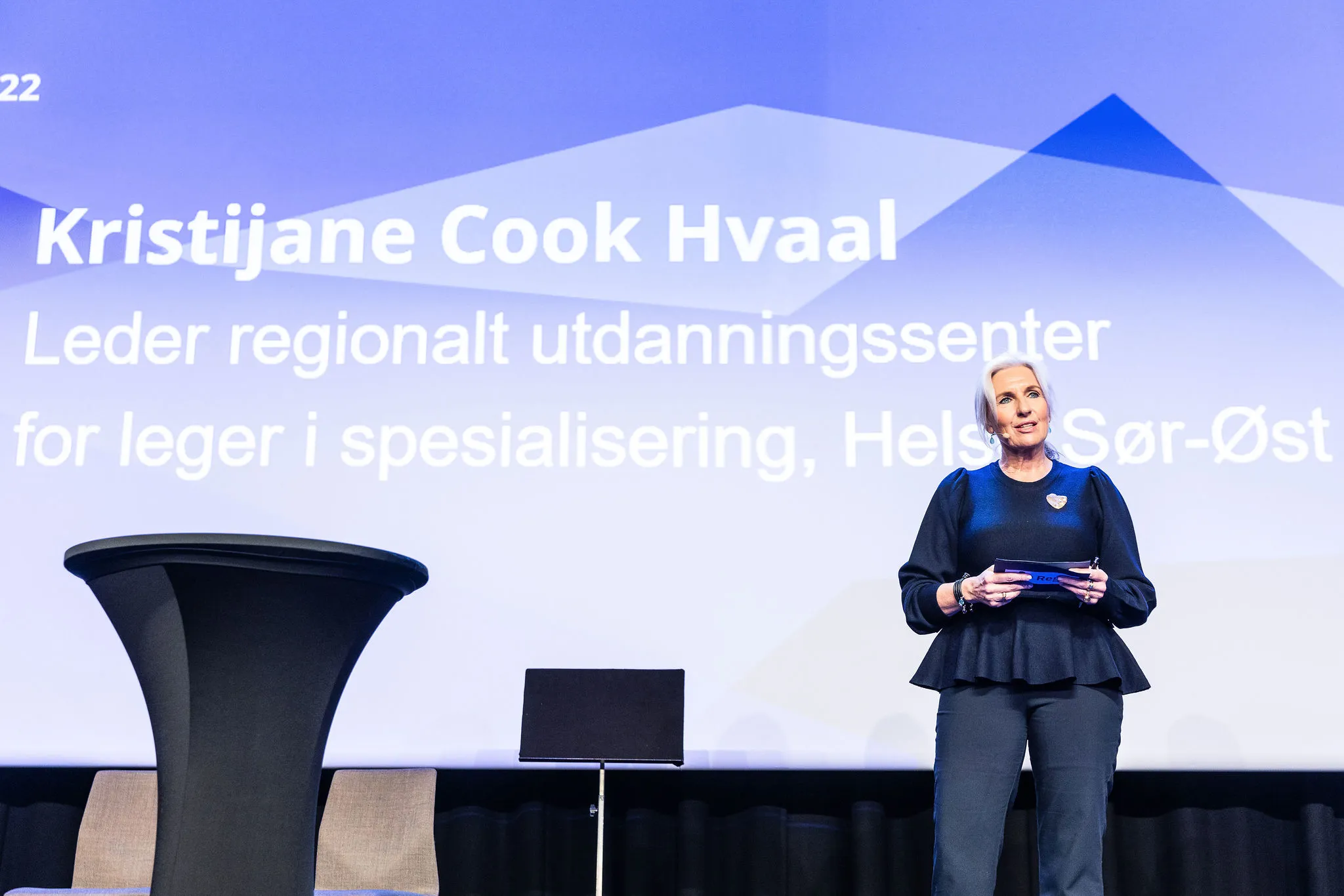 Kristijane Cook Hvaal som står på scenen