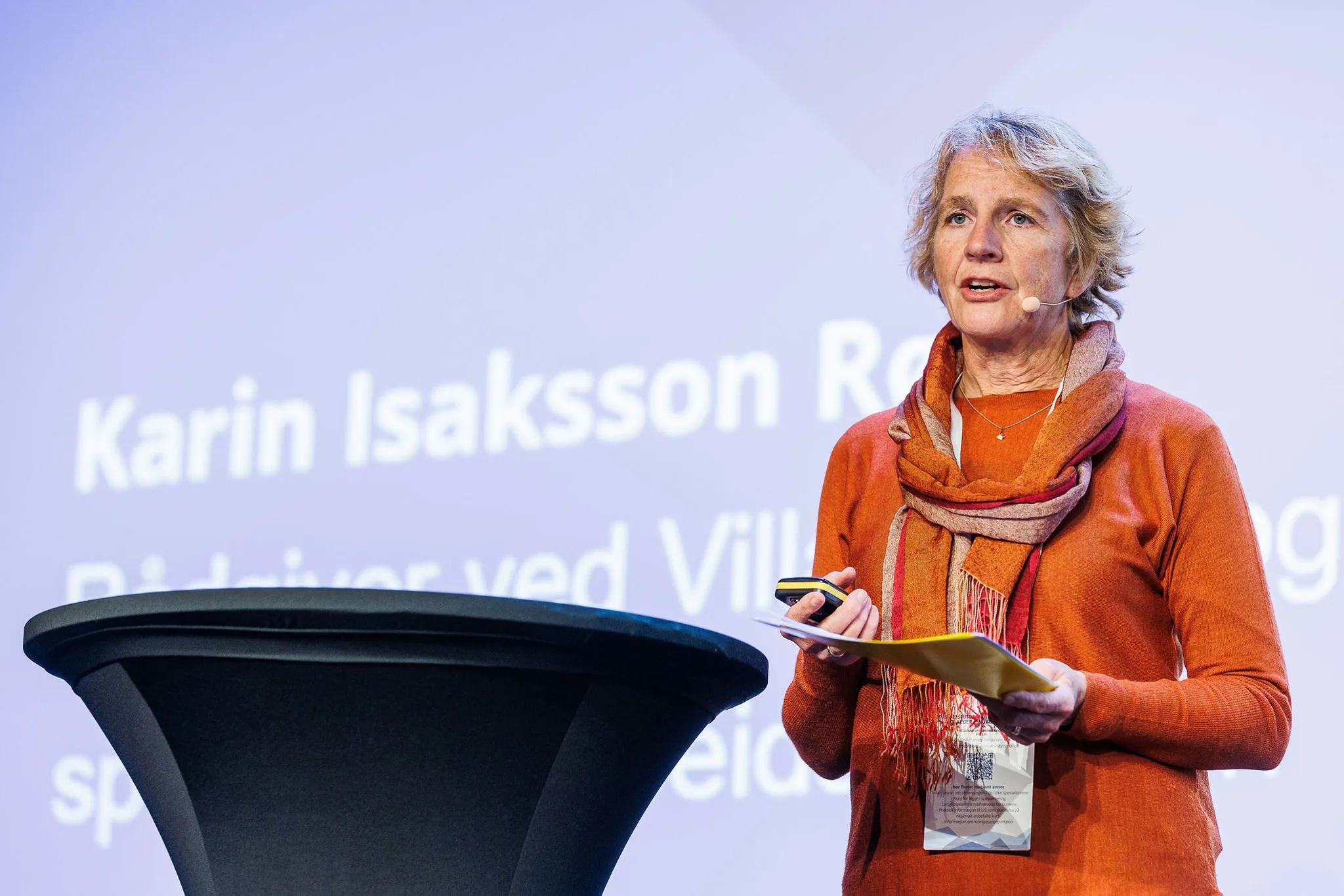 Karin Isaksson Rø som står og snakker på scenen