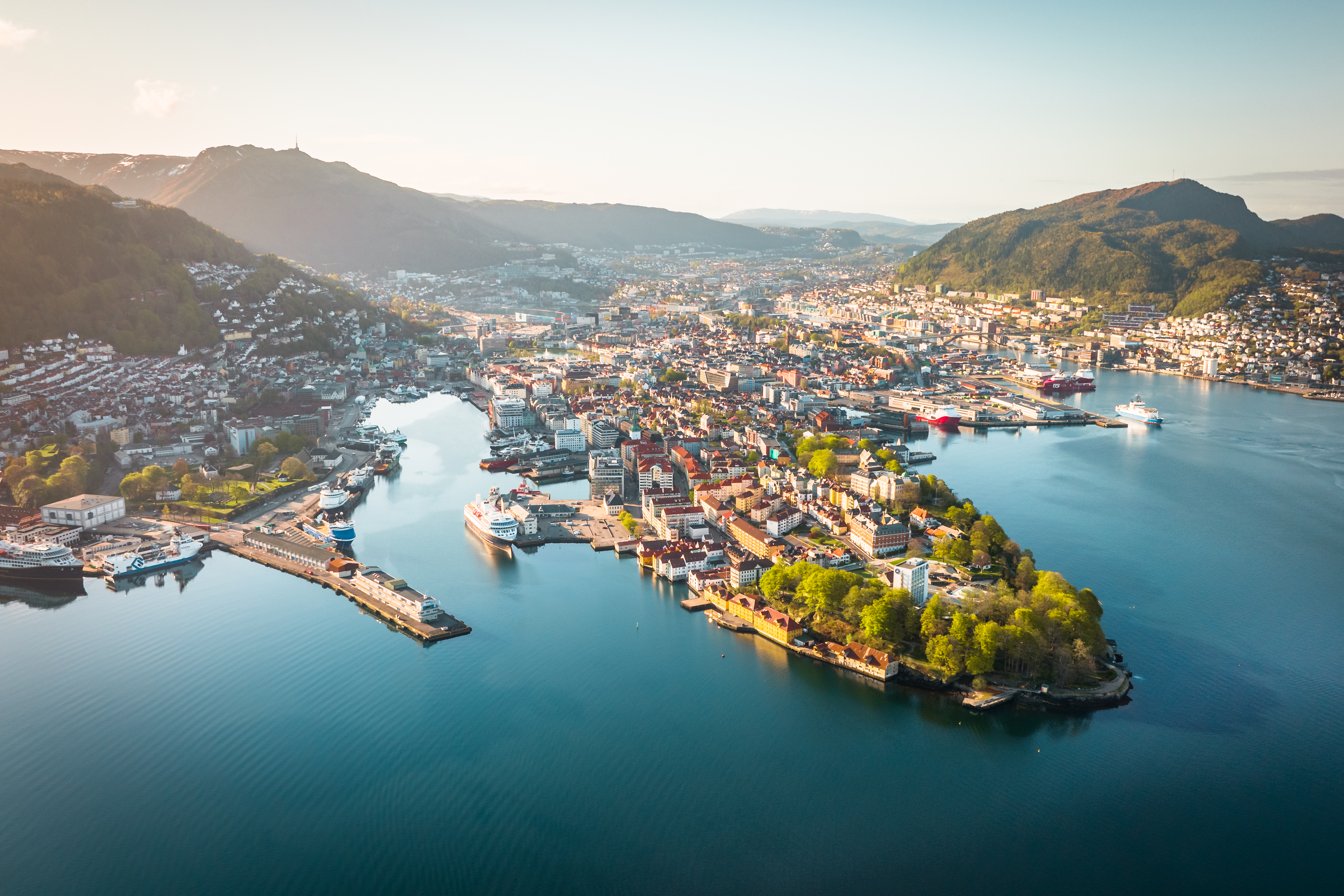 Flyfoto av Bergen sentrum en solskinnsdag
