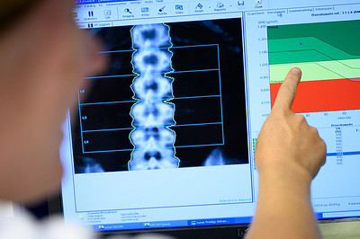 En person som peker på en dataskjerm