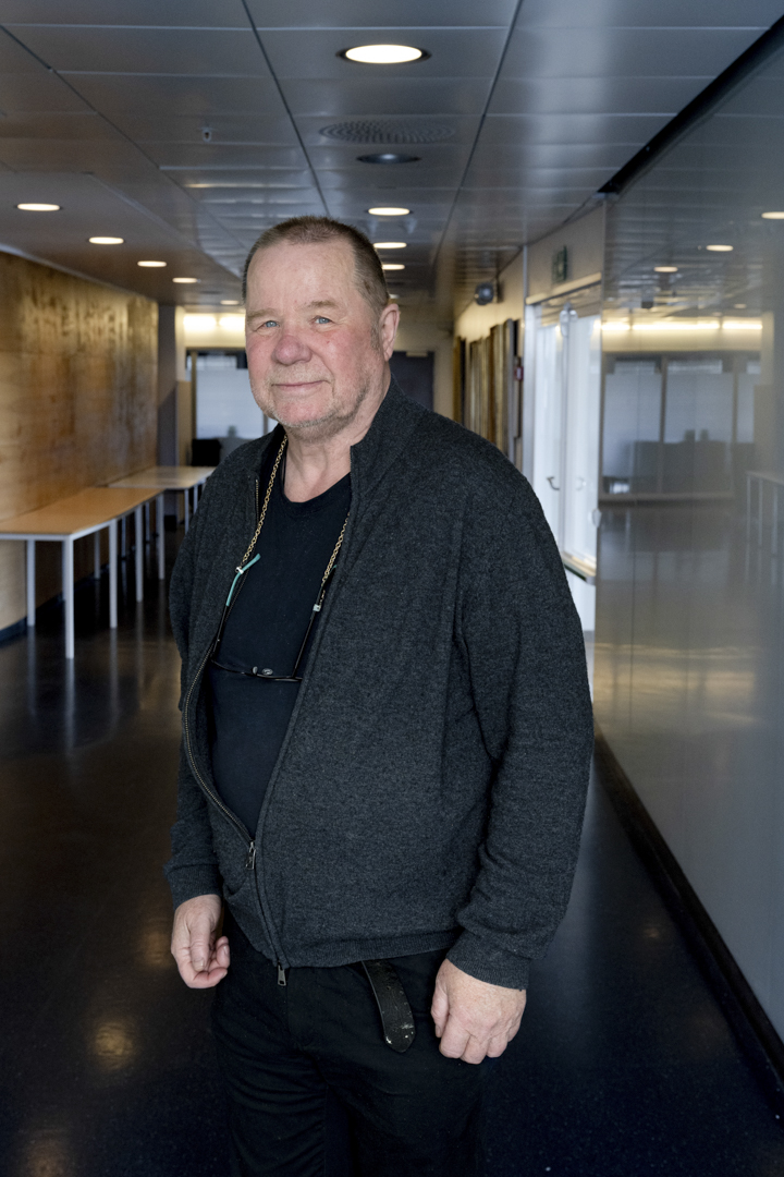 En person som står i en korridor