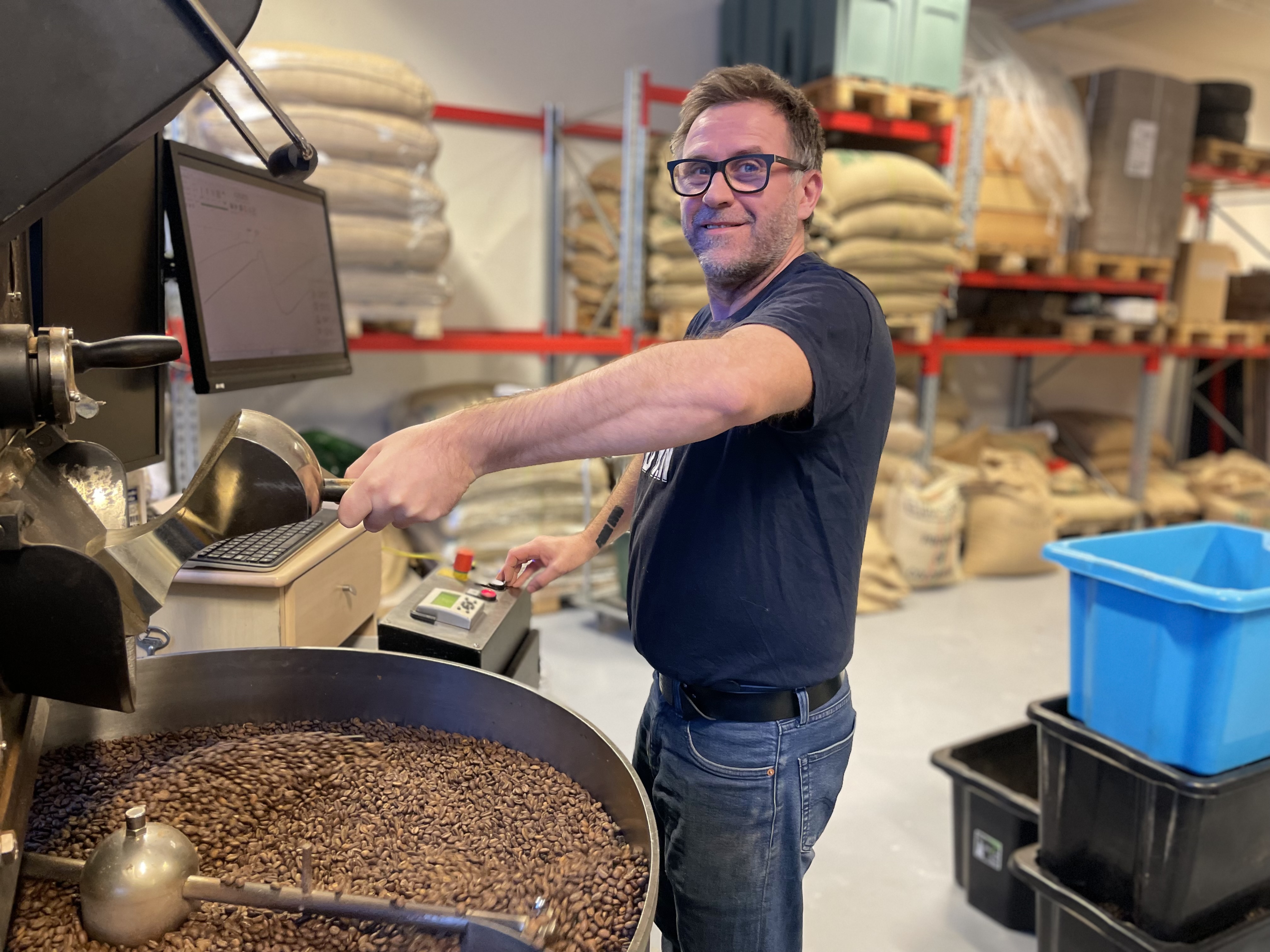 En mann i en fabrikk