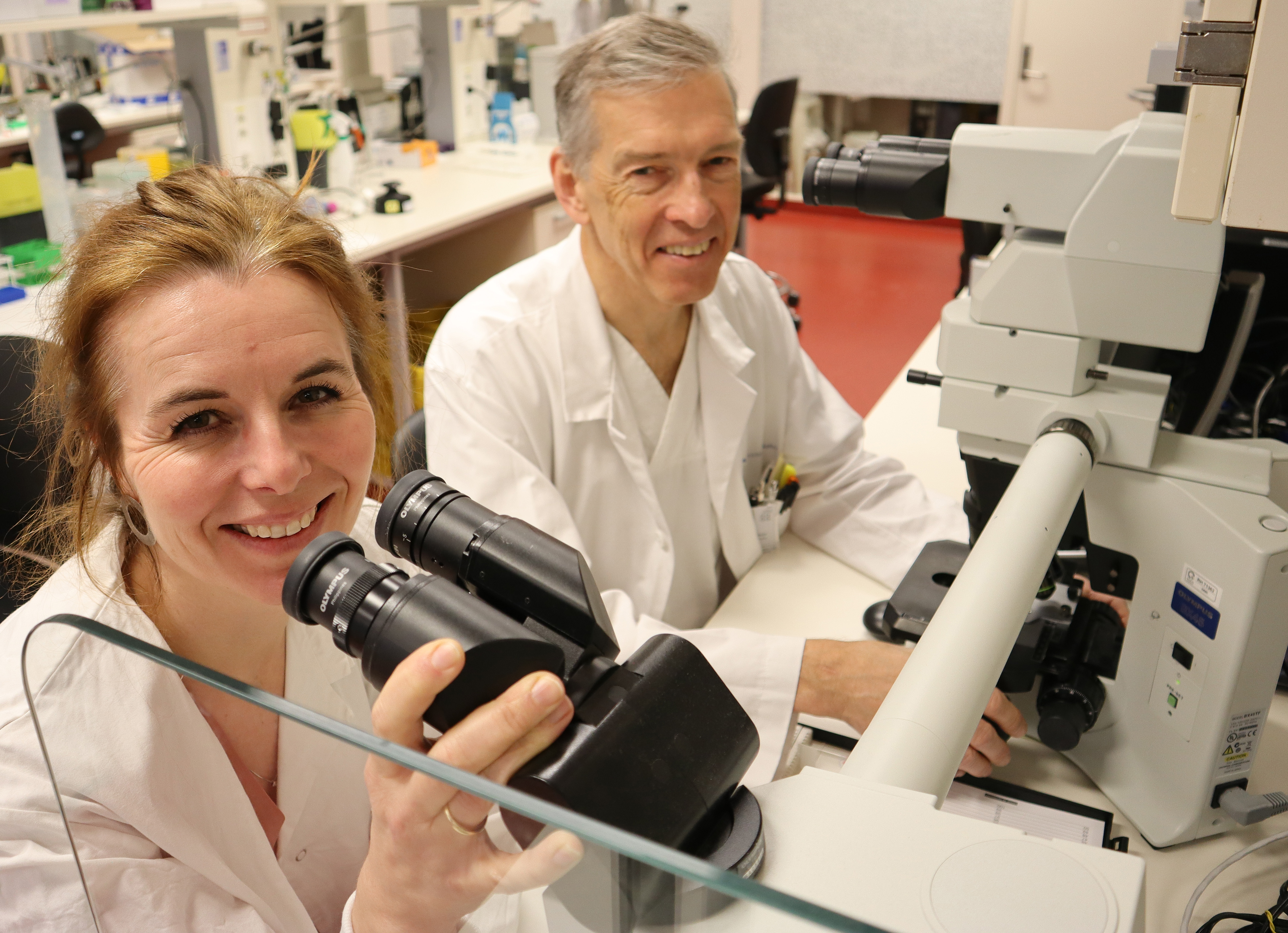En mann og en kvinne i et laboratorium