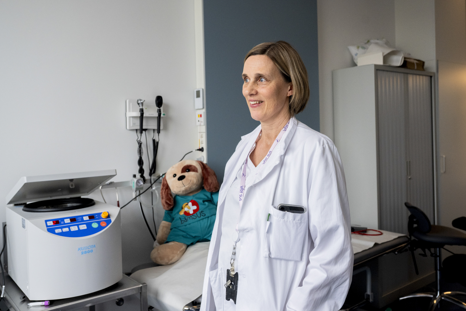 En person i laboratoriefrakk som holder et kosedyr