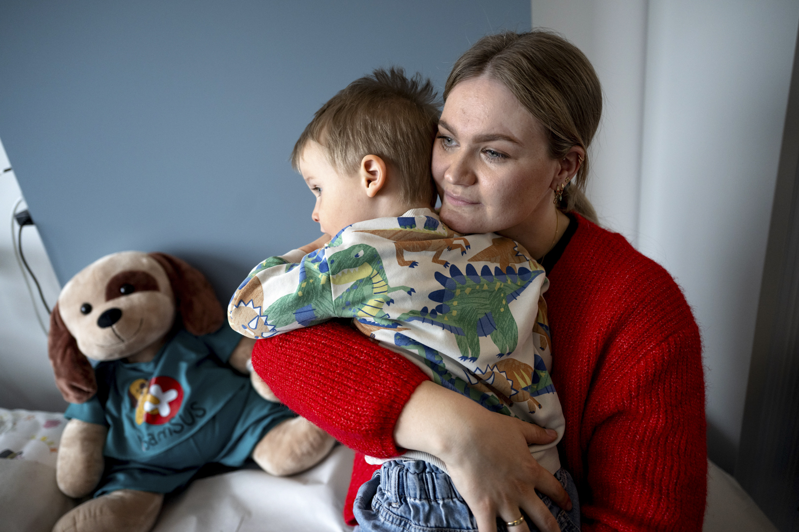 En person som holder en baby