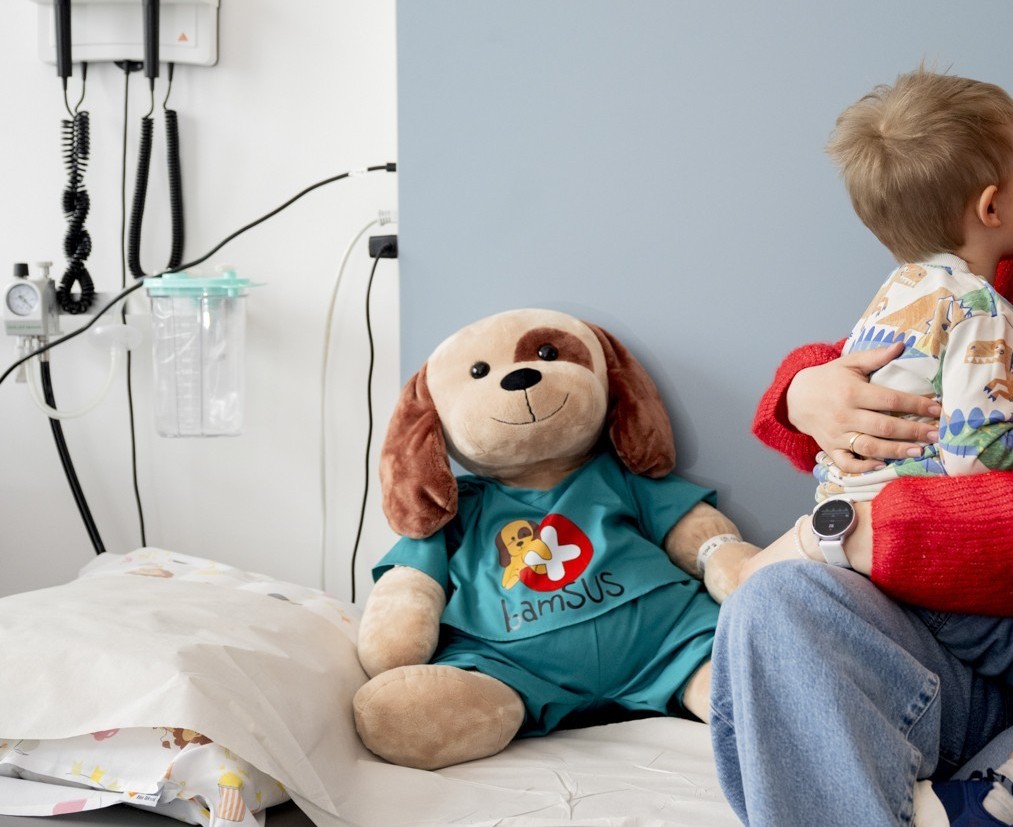 Et barn som holder en teddybjørn