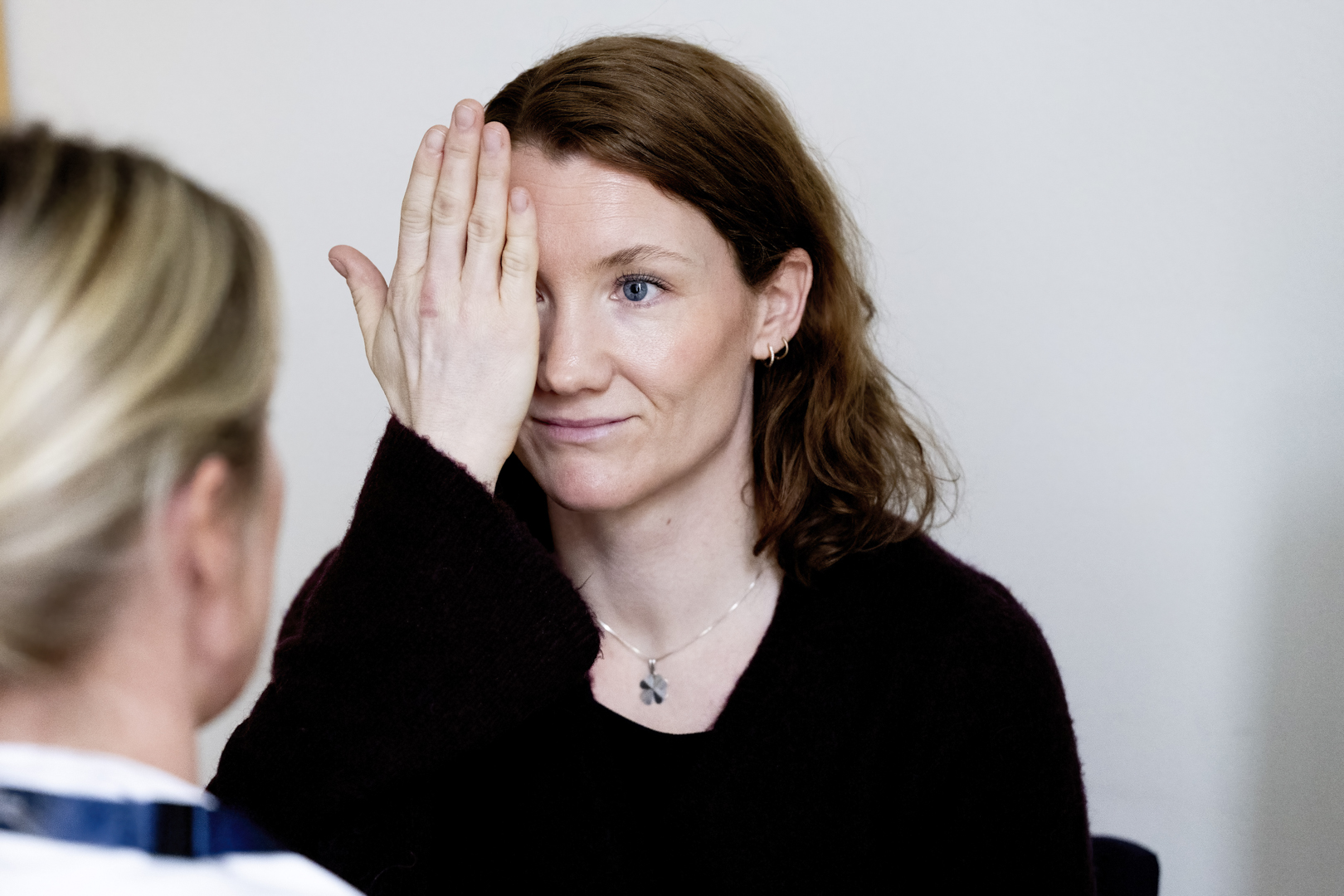 En person med hånden på hodet