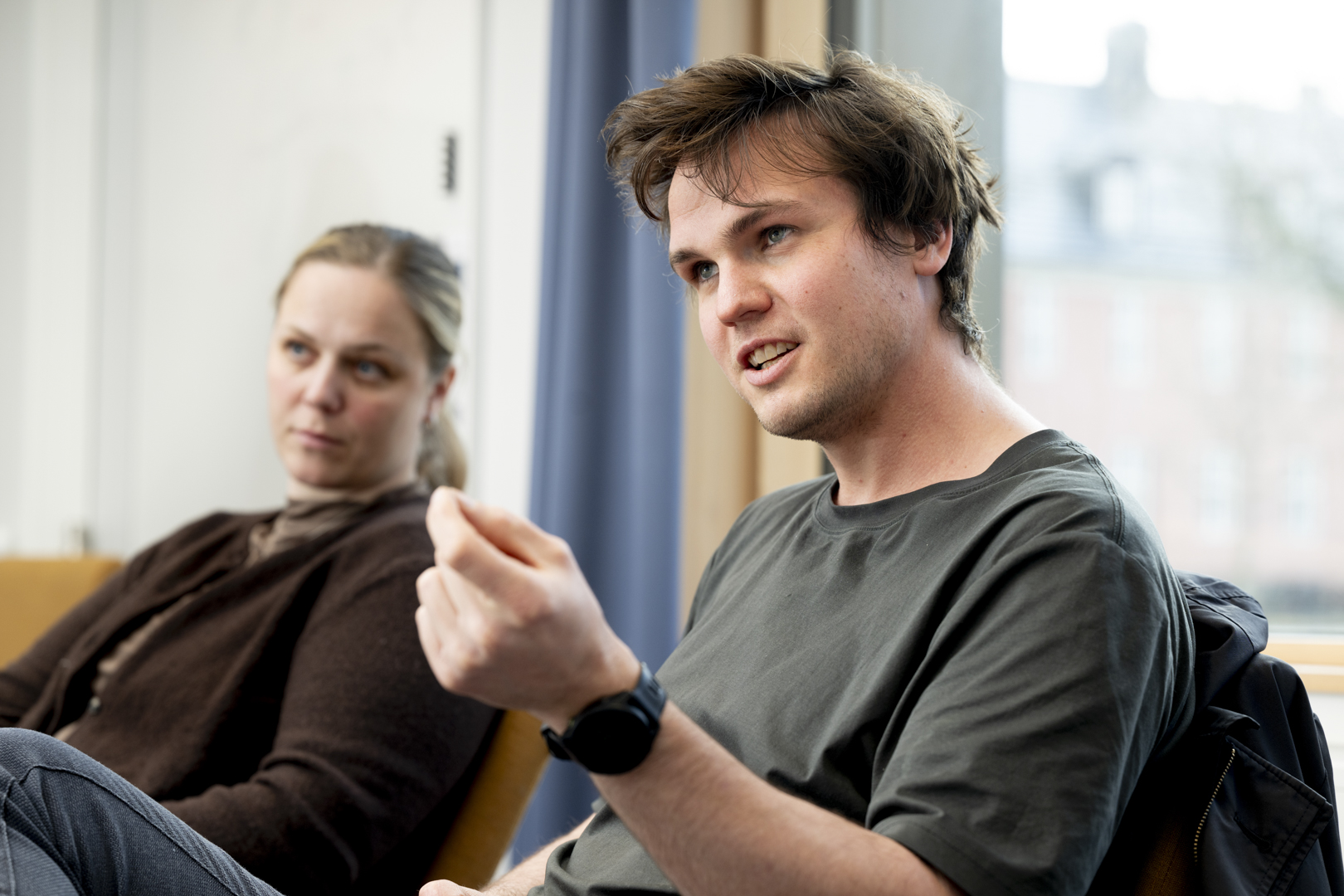 En mann med åpen munn og en kvinne i bakgrunnen