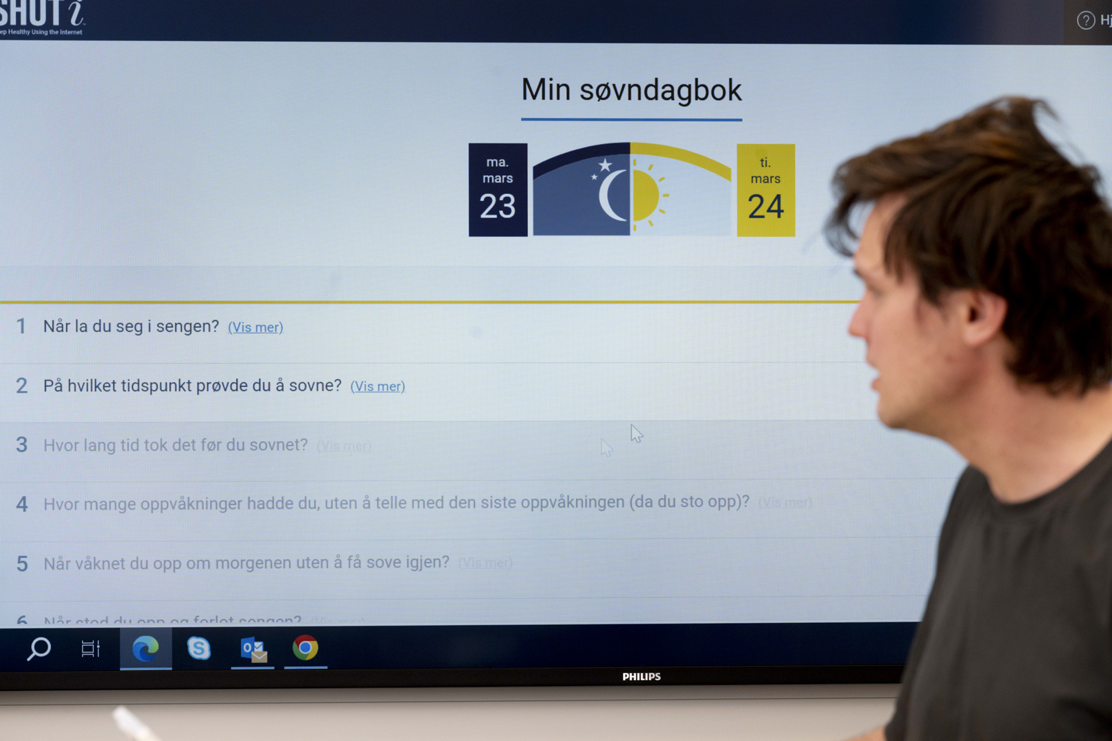 En mann som ser på en dataskjerm