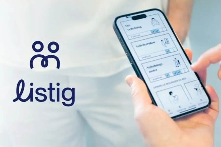 En hånd som holder en mobil som viser mobilapplikasjonen LIStig