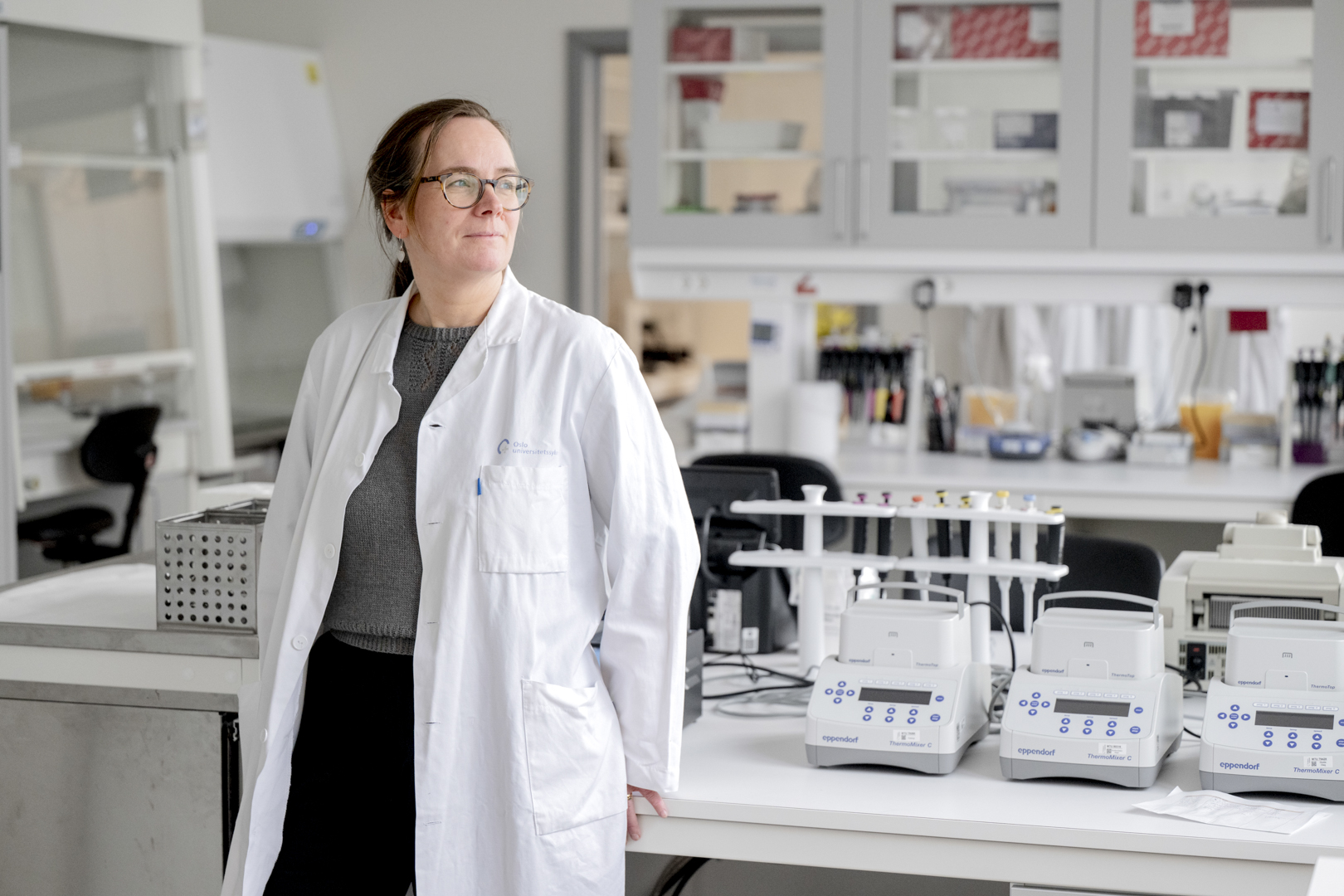 En person som står i et laboratorium