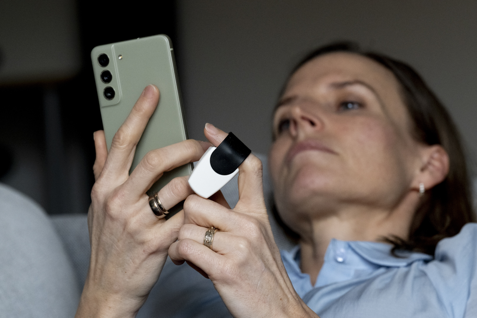 En person som holder en telefon