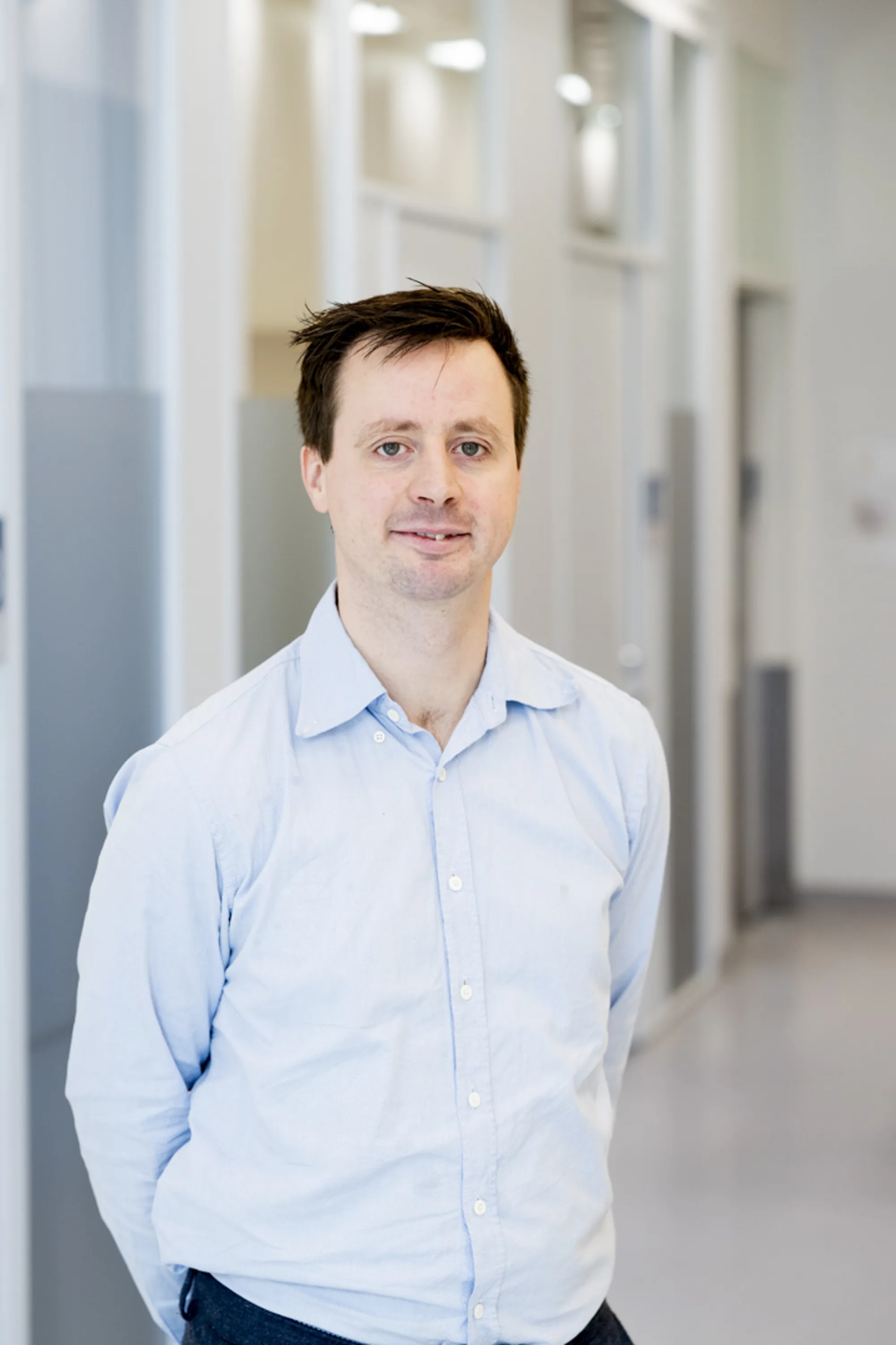 En mann som står på et kontor