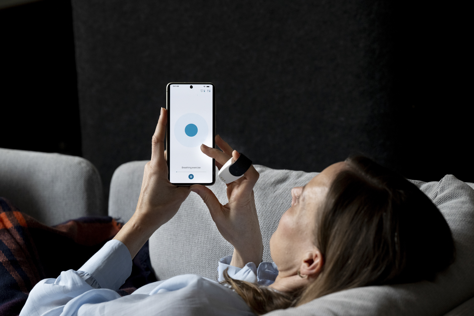 En person som holder en telefon
