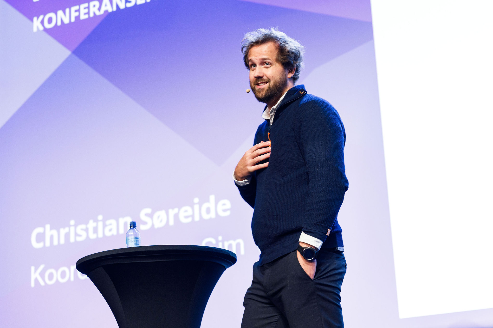 Christian Søreide som står på scenen