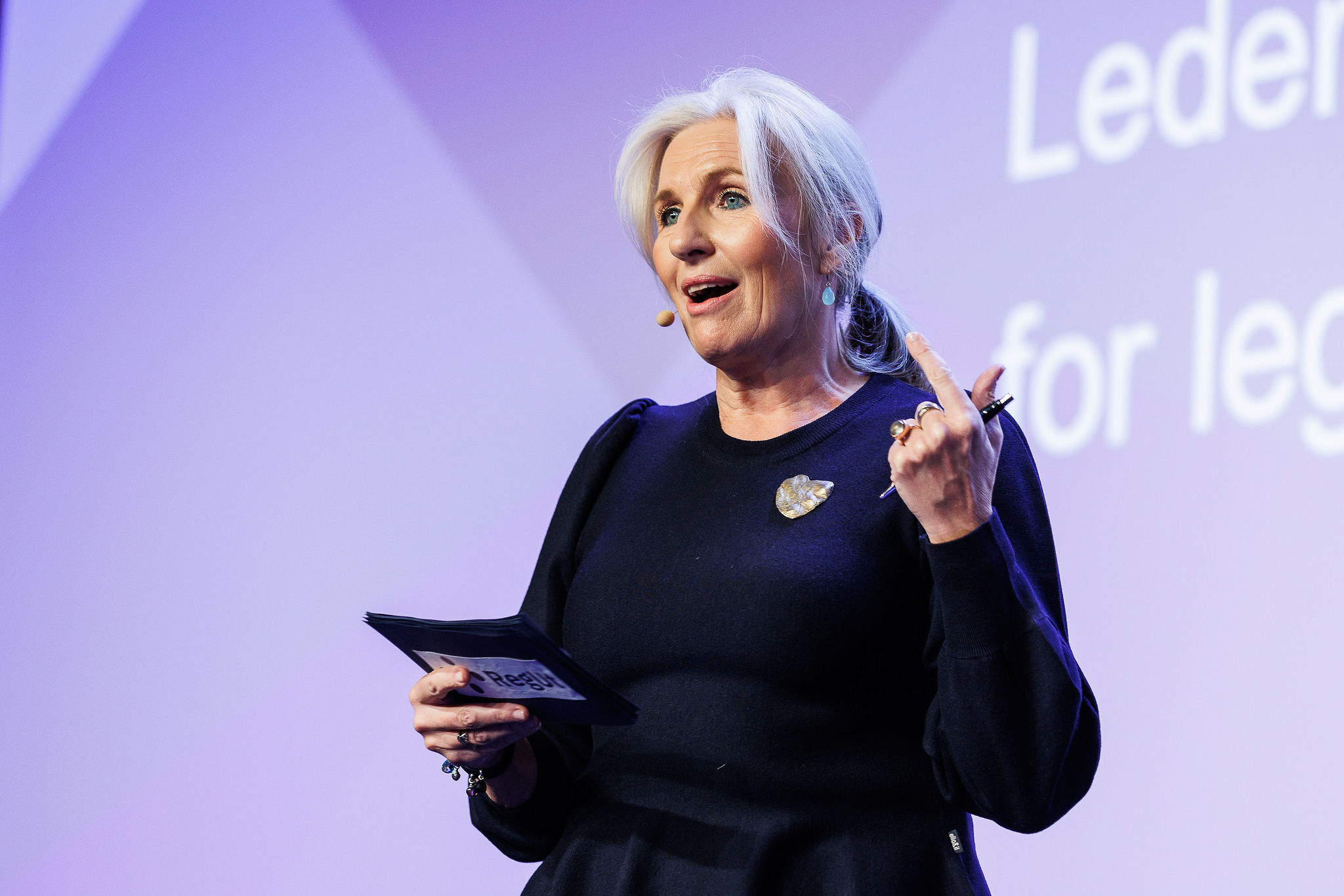 Nærbilde av Kristijane Cook Hvaal som snakker ut mot salen