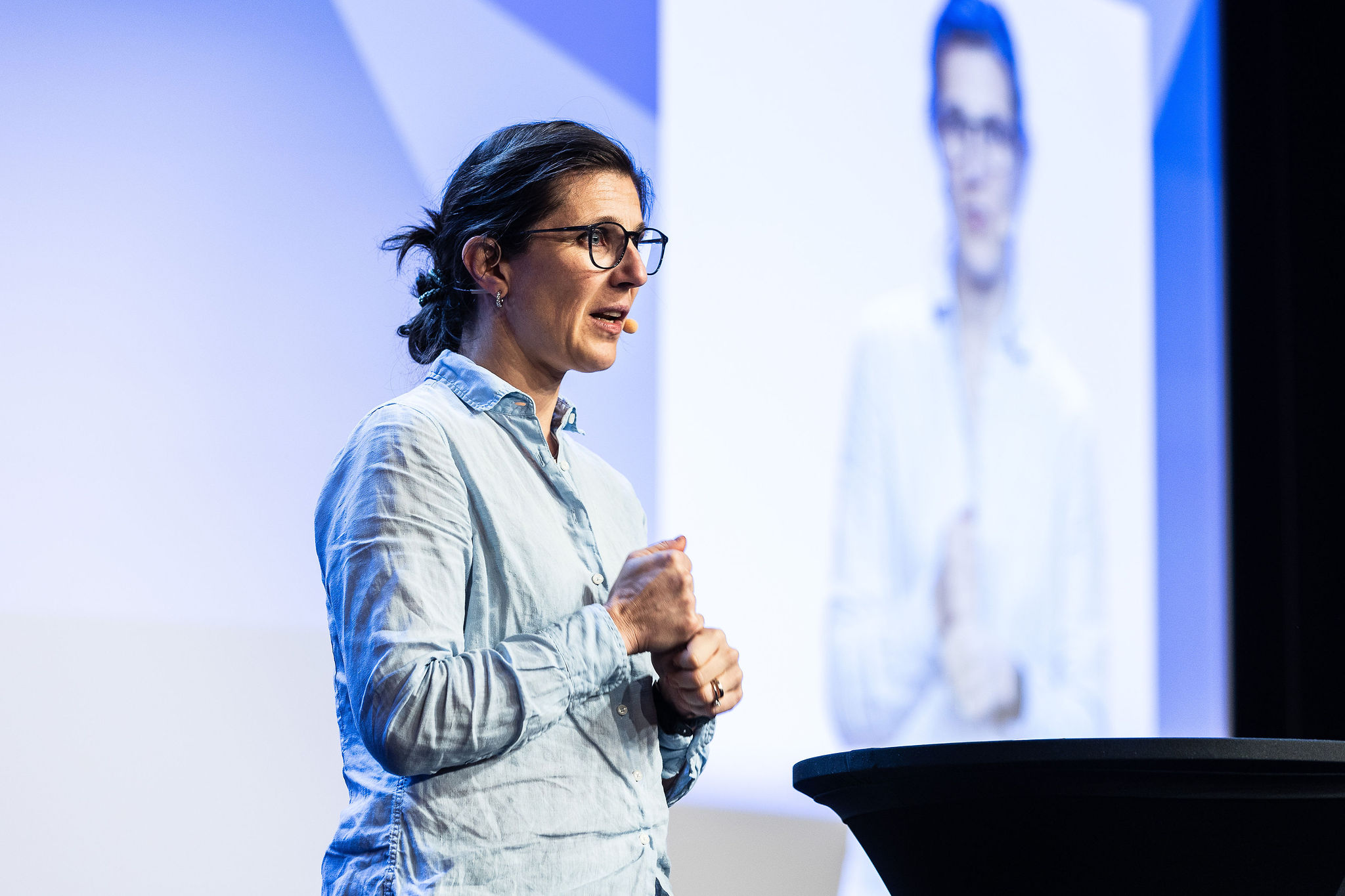 Guro Grindheim står på scenen og snakker