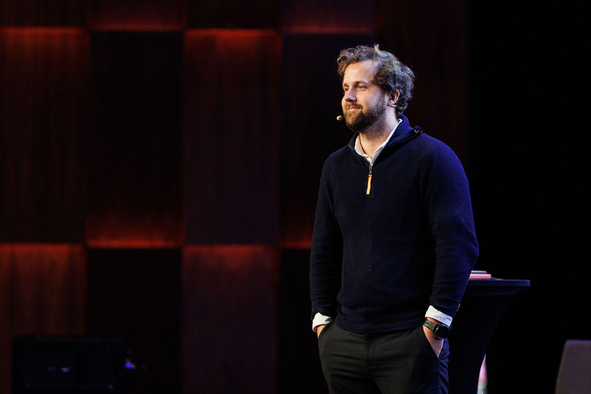 Christian Søreide står og ser utover med mørk bakgrunn bak seg