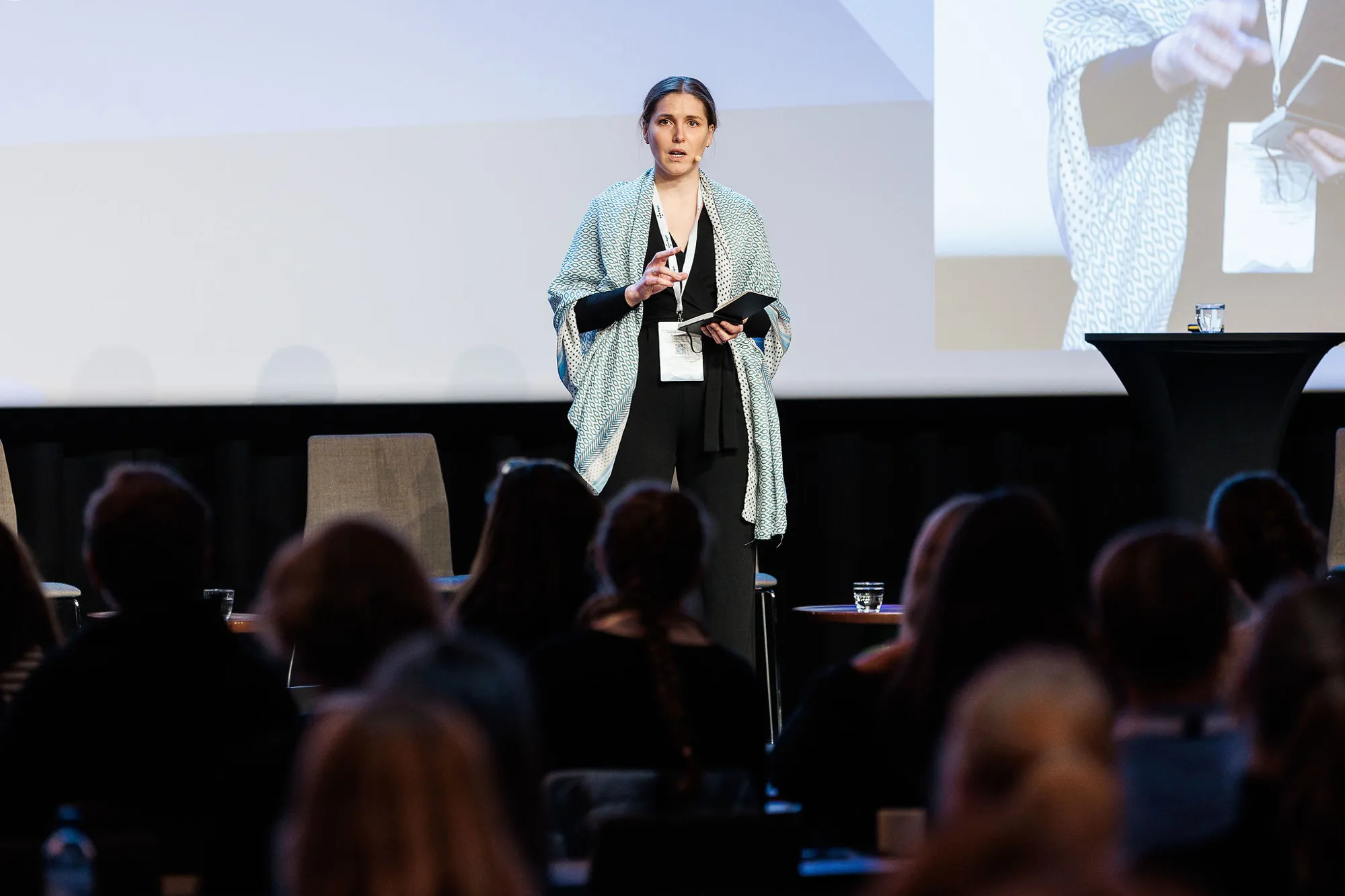Karina Zwart står på scenen og snakker
