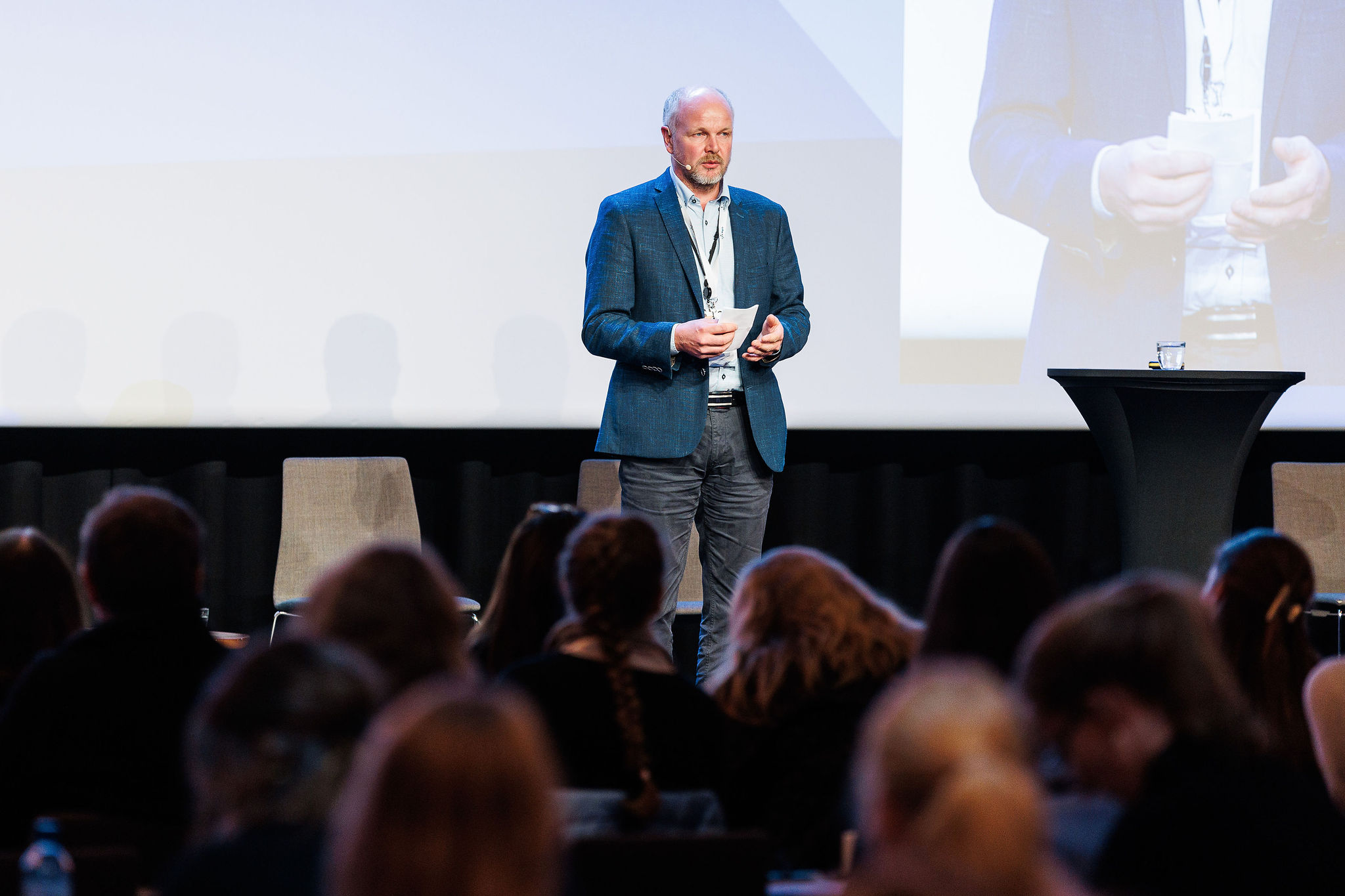 Svein Tore Valsø står på scenen og snakker