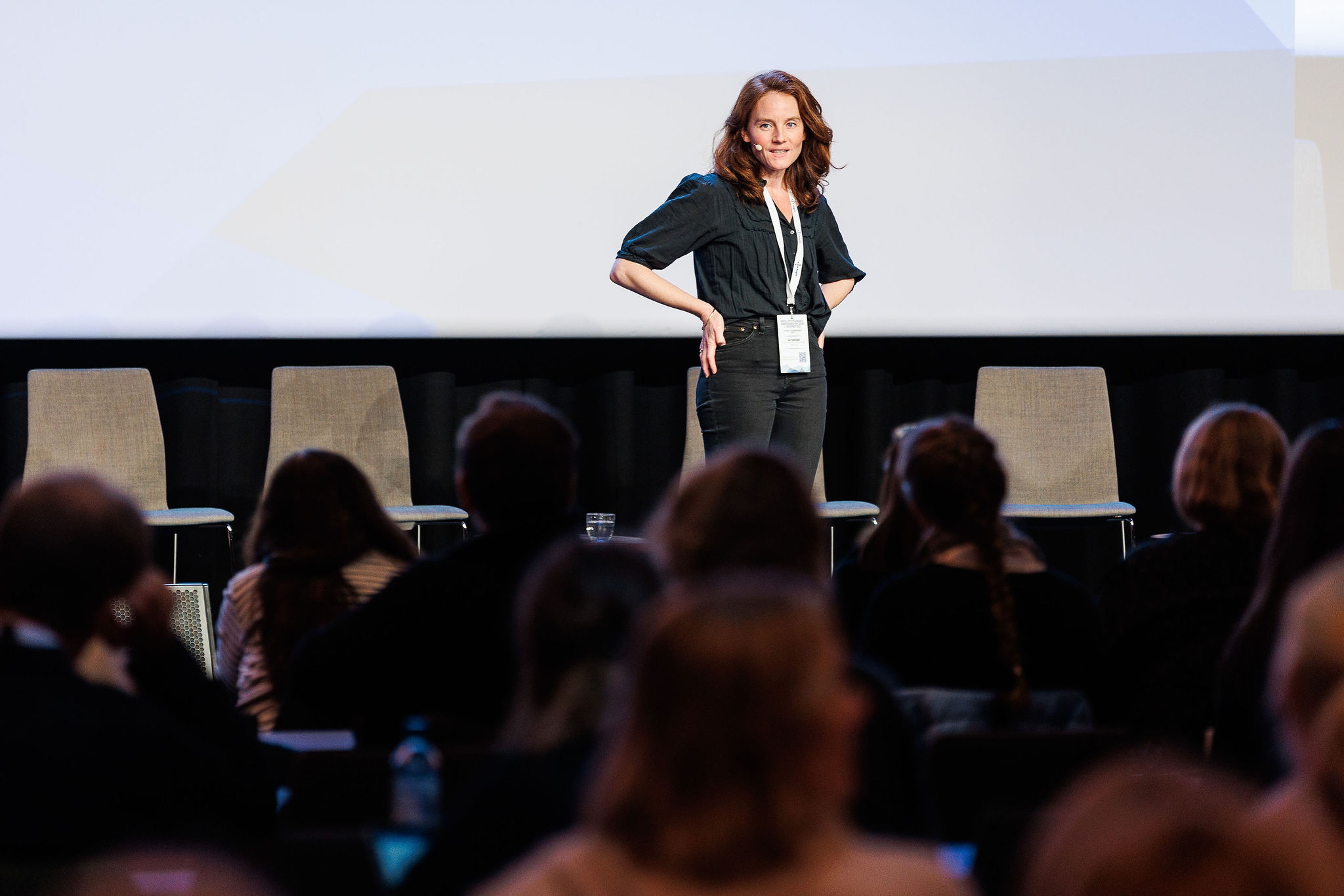 Kari Kjeldstadli står på scenen og snakker
