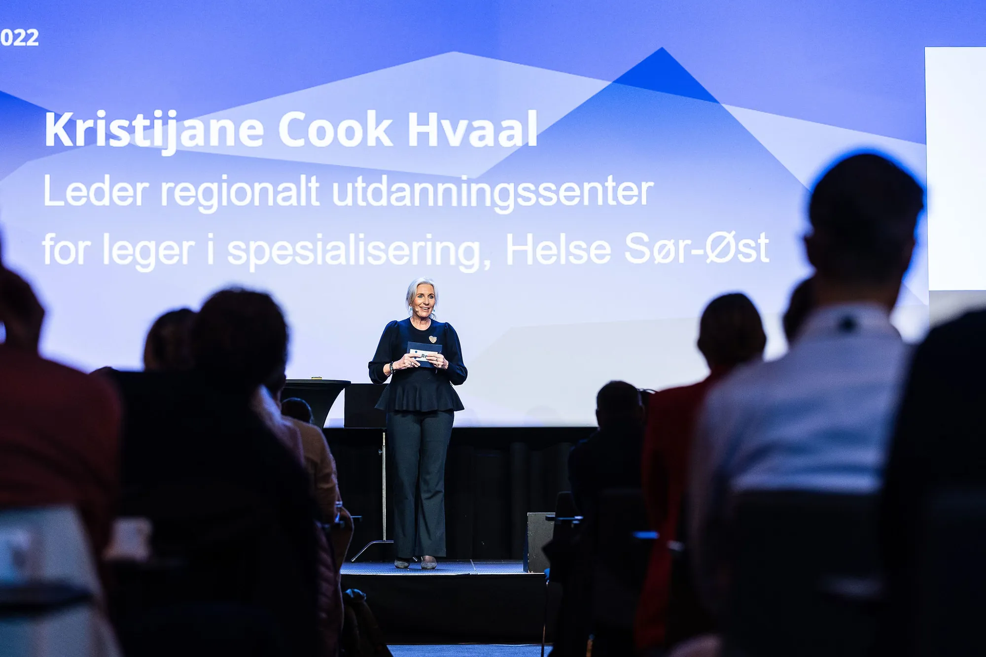 Kristijane Cook Hvaal står på scenen og takker for en fin dag