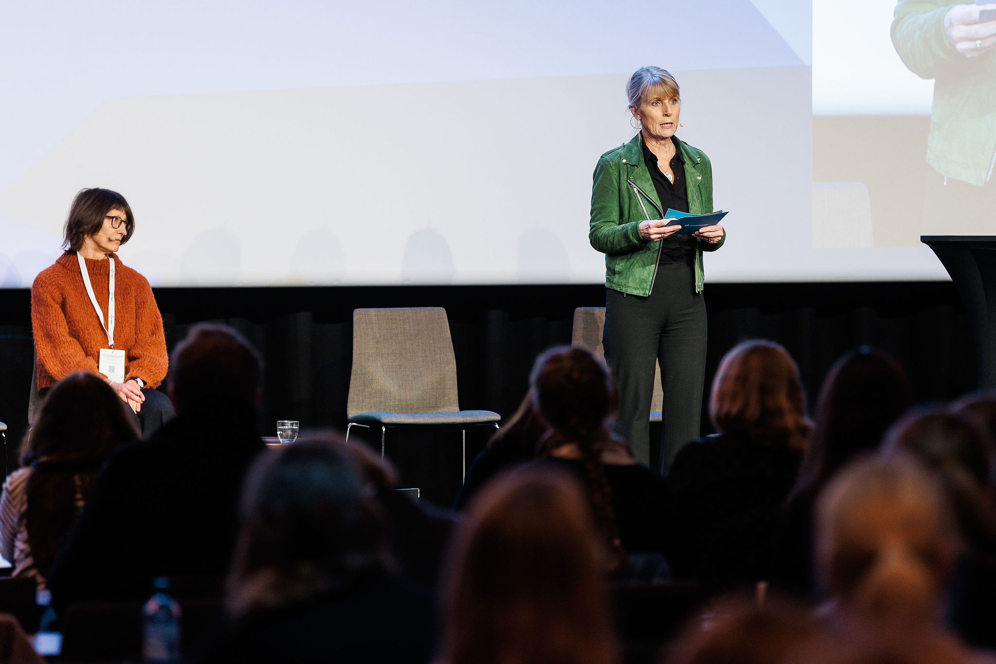 Heidi Stien står på scenen og snakker