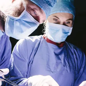 En gruppe kirurger som utfører kirurgi